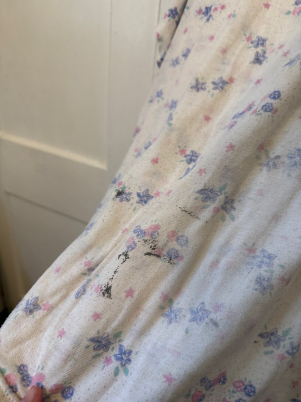Light Floral Henley Tee in White with Pink & Blue Flowers vintage large - Picture 6 of 10